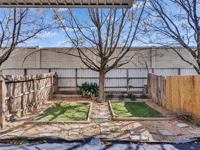 Building Photo - 6935 Yellowstone Way Dr