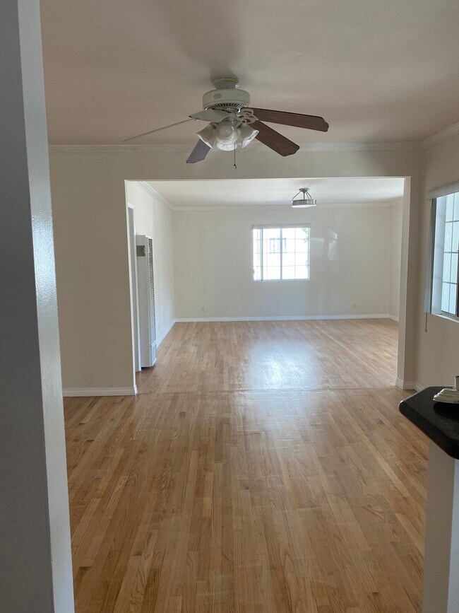 Building Photo - 1523 N Mariposa Ave