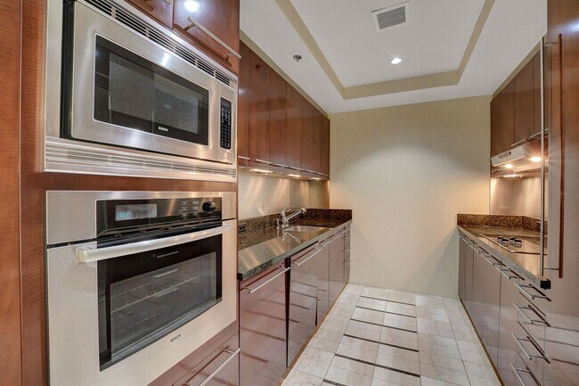Building Photo - Sky 607-Stunning 2Bd/2Ba Residence