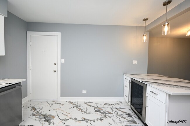 Building Photo - 9381 Bay Colony Dr