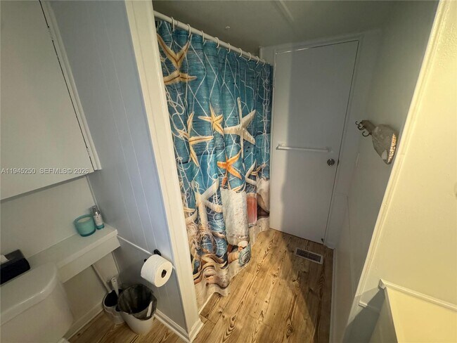 Building Photo - 231 W Lake Dr