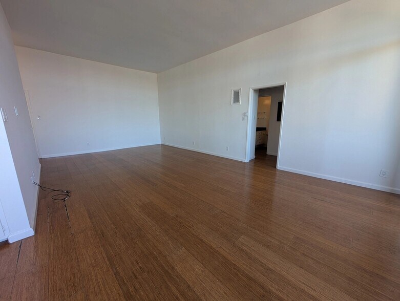 Building Photo - 11936 Darlington Ave