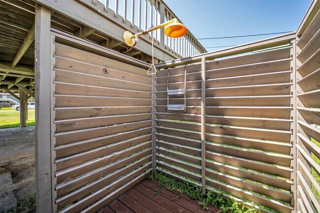 Building Photo - 610 Surf Dr