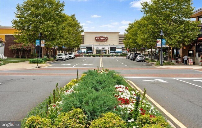 Building Photo - 44848 Tiverton Sq