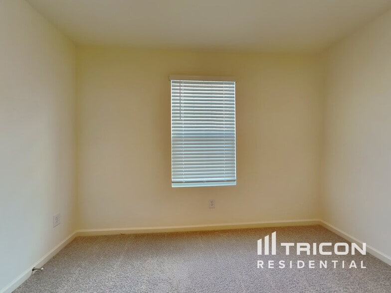 Building Photo - 152 Long Dr