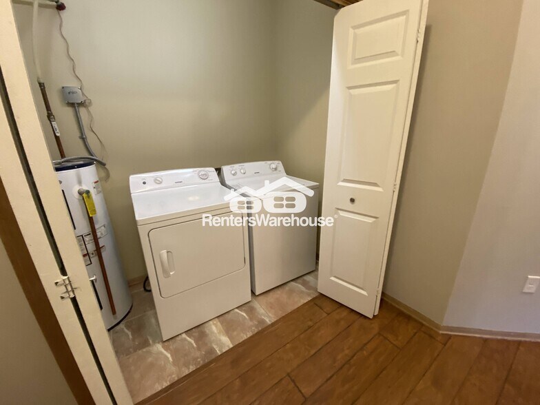 Building Photo - 2000 Meadow Ct