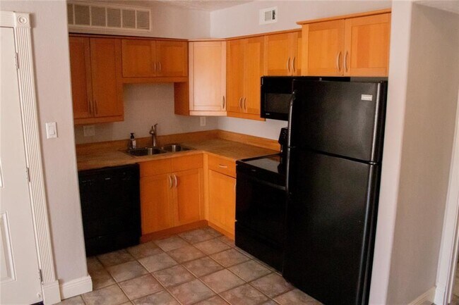 Building Photo - 10855 Meadowglen Ln