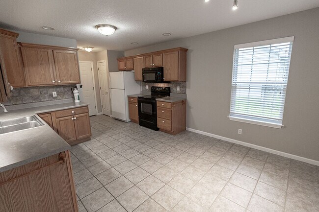 Building Photo - 4700 Fenimore Dr