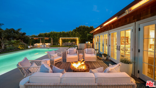 Building Photo - 6540 Dume Dr
