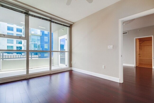 Building Photo - Modern 2 bed / 2 bath Condo in Little Ital...