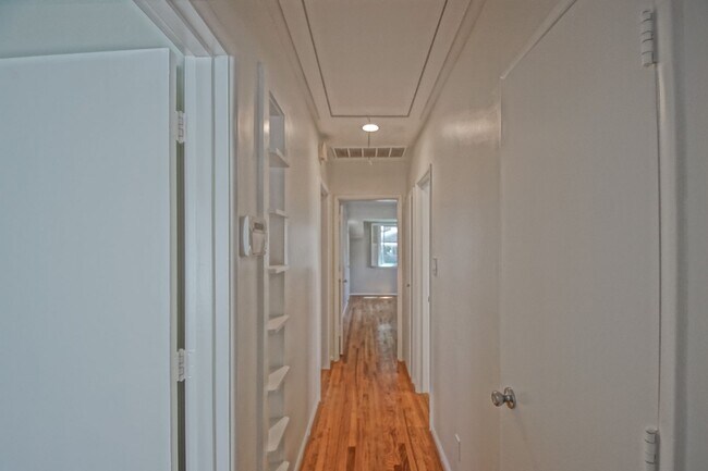 Building Photo - Incredibly Charming & Bright 3BR2BA Home w...