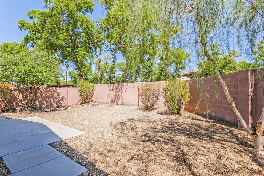 Building Photo - 7907 N 53rd Dr