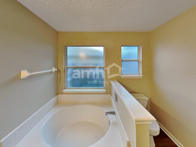 Building Photo - 734 Mackenzie Cir