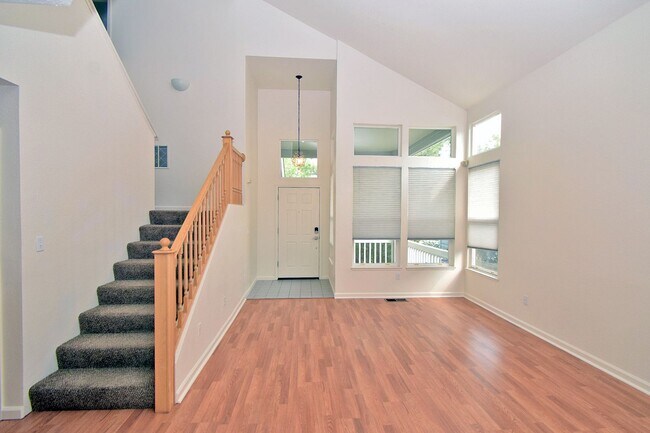 Building Photo - Caughlin Ranch Beauty Clean and Comfortabl...