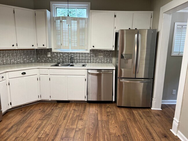 Building Photo - Historic Neighborhood - 3 BR / 1.5 BA