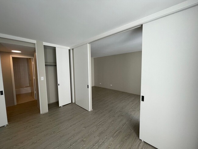 Building Photo - Pet Friendly 1 bed, 1 bath, 1 parking in A...