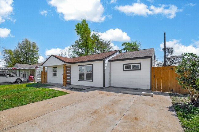 Building Photo - 3209 McCrarey Dr