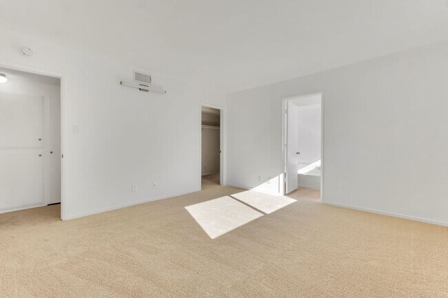 Building Photo - 4950 Louise Ave