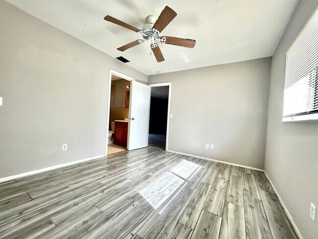 Building Photo - 2260/2262 Stella St.