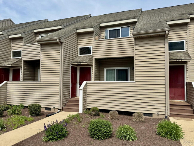 Primary Photo - "Rent a floor in this 4-Bedroom Furnished ...