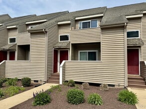 Building Photo - "Furnished 4-Bedroom Townhouse"