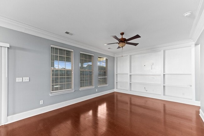 Building Photo - 3 BD 2.5 BA | Charming Home