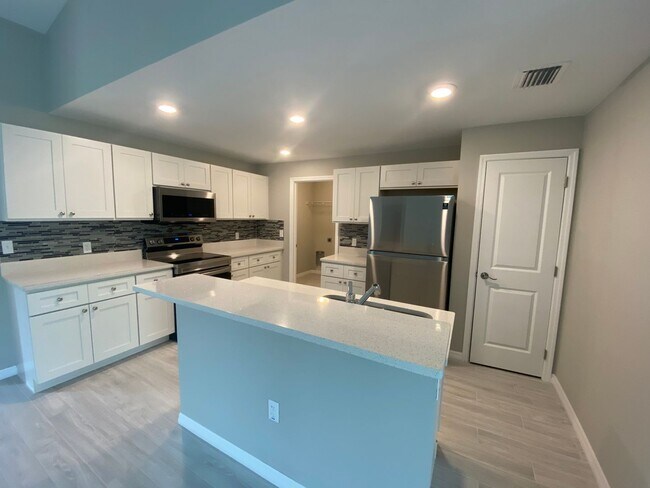 Building Photo - 3019 SW 4th Ave