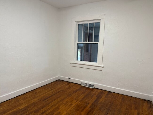 Building Photo - 708 E Stanford Ave