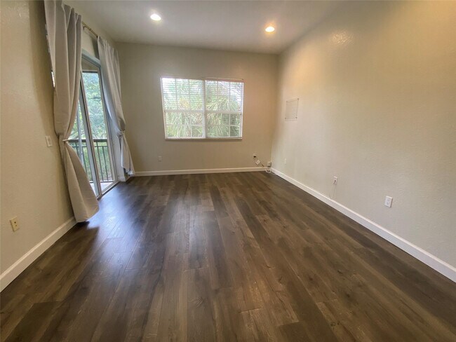 Building Photo - 8203 NW 128th Ln