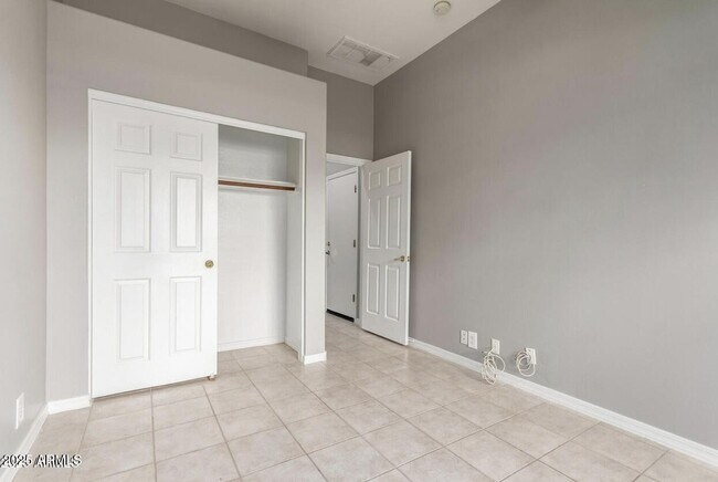 Building Photo - 1515 N Los Alamos Cir