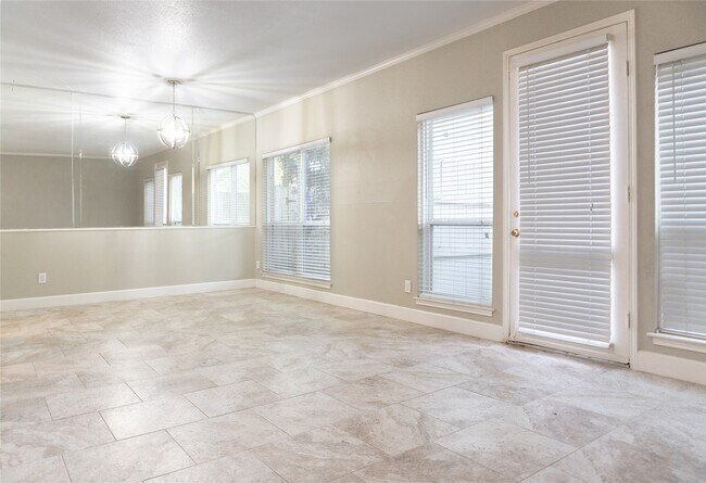 Building Photo - 2100 Tanglewilde St