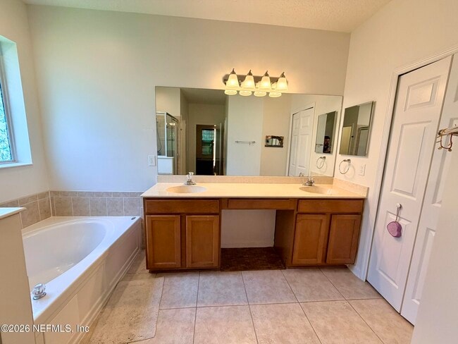 Building Photo - 2411 Golfview Dr