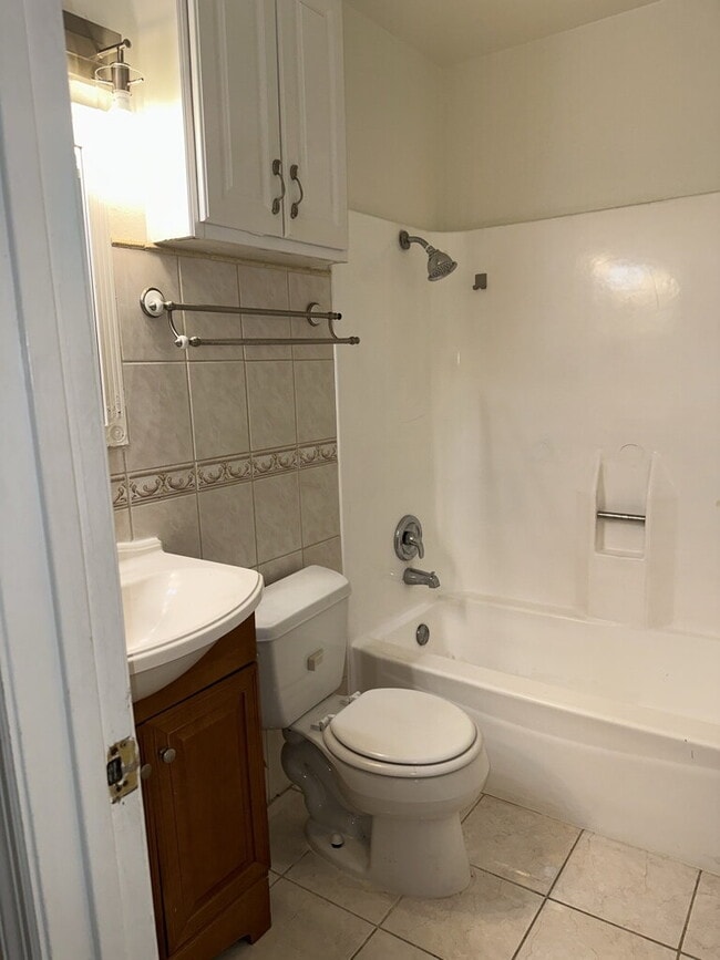 Building Photo - 4 bed with 2 baths in Riverside, CA next t...
