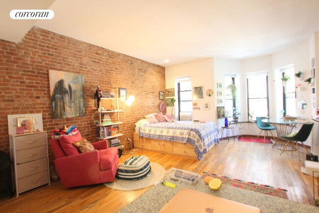 Building Photo - 146 W 70th St