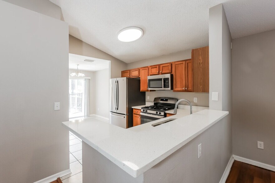 Building Photo - 6646 Summer Cove Dr