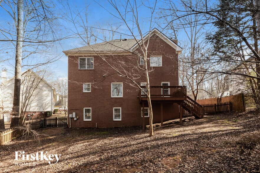 Building Photo - 571 Hilton Ave