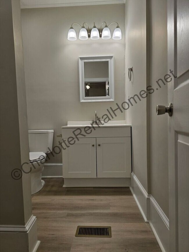 Building Photo - Stunning Renovated Home near Union Square!