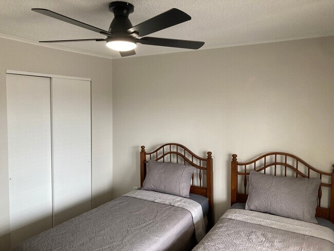 Building Photo - 3774 Lake Bayshore Dr