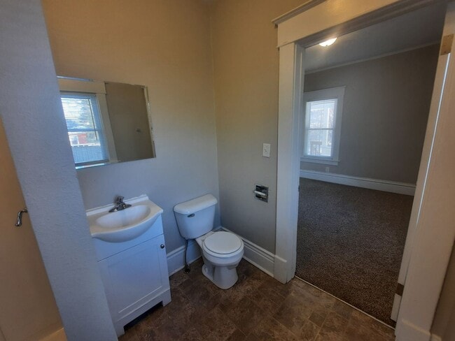 Building Photo - 2 Bedroom, 1 Bathroom home near Drake Univ...