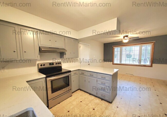 Building Photo - FOR RENT- lovely ranch home near amusement...