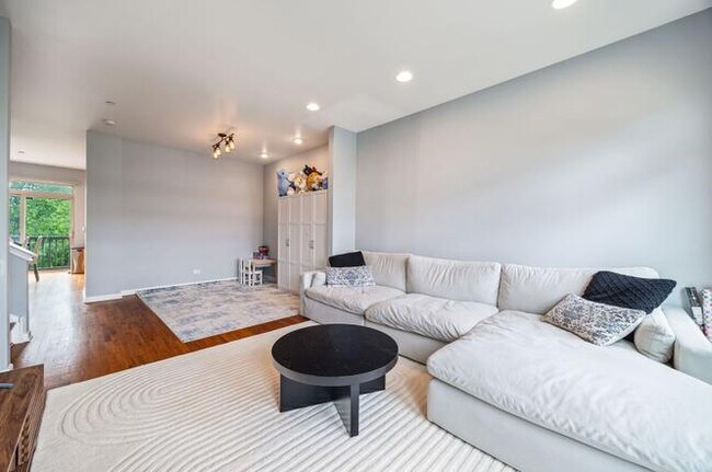 Building Photo - 302 Narragansett Ct