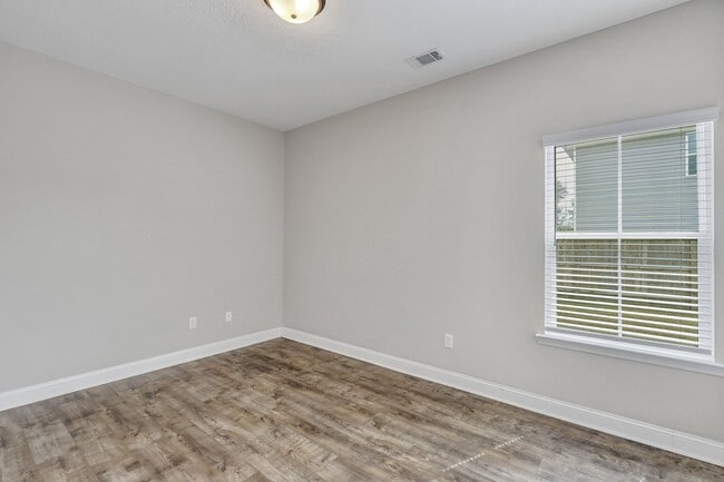 Building Photo - AVAILABLE JUNE [PETS PERMITTED]