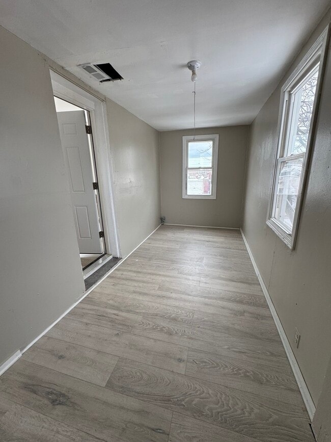 Building Photo - 2206 S Oakley Ave