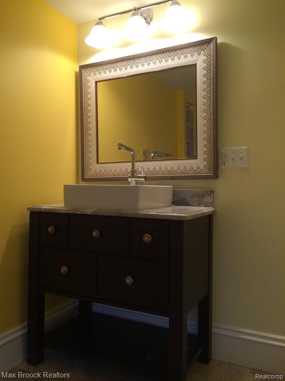 Building Photo - 115 E Lincoln St