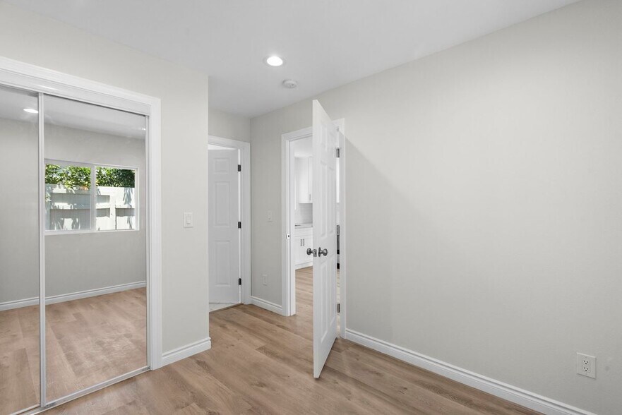 Building Photo - 1745 1/2 West 39th Street