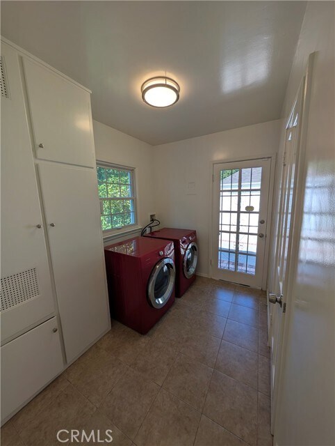 Building Photo - 582 N Sunnyslope Ave