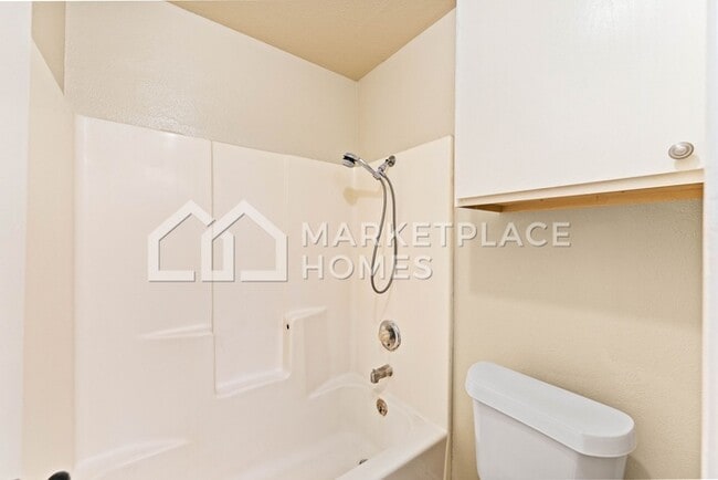 Building Photo - 1804 Easton Dr