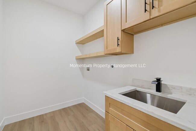 Building Photo - 6401 S Richard Ave