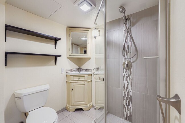 Building Photo - COME TOUR THIS BEAUTIFUL TOWNHOME. AVAILABLE NOW!