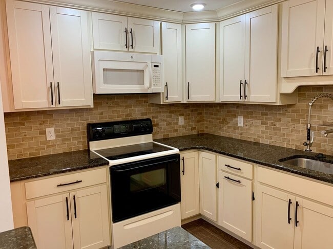 Building Photo - Gorgeous 2-Bedroom Townhome Near the Art Museum! One-Car Garage Included!